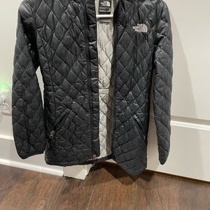 North Face girls winter jacket~practically brand new